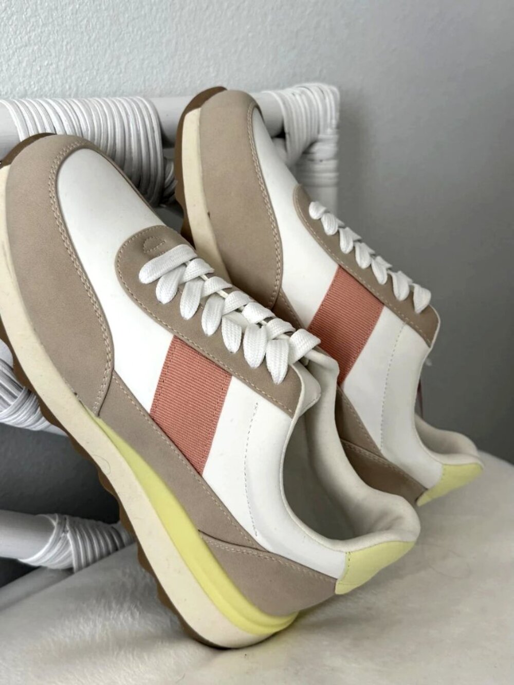 DV by Dolce Vita Zabble Retro Runner White Peach Sneakers Shoes 8.5 NWOB